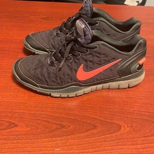 Nike women’s training sneakers women’s 9.5. Used